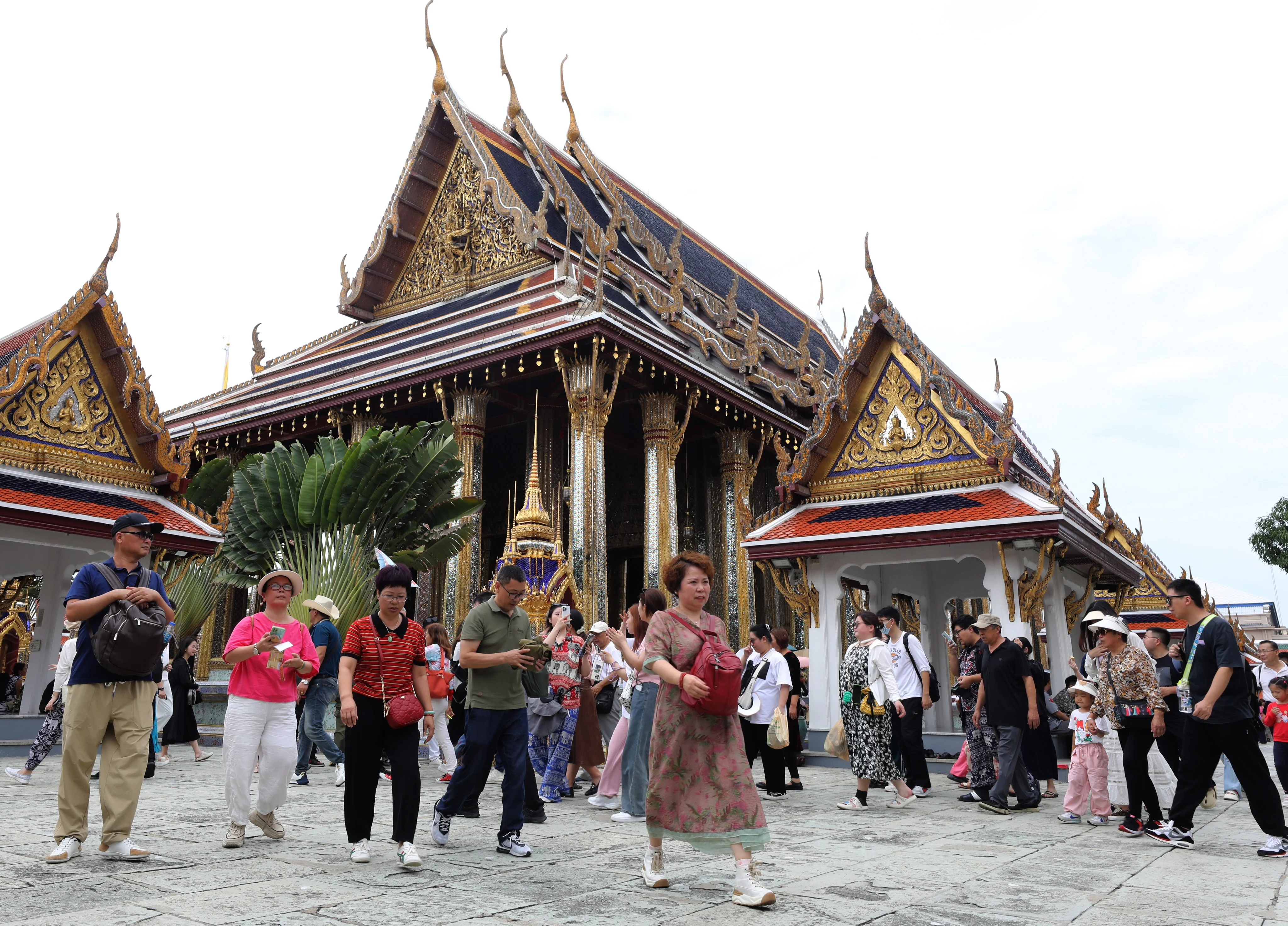 Nhờ chương trình miễn thị thực, các bãi biển, khu mua sắm và các ngôi đền lộng lẫy của Thái Lan một lần nữa lại tràn ngập khách du lịch Trung Quốc. 