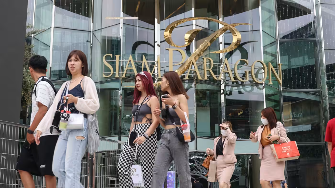 Siam Paragon là một trung tâm mua sắm lớn ở Bangkok và thu hút rất đông du khách. Ảnh: Nikkei Asia