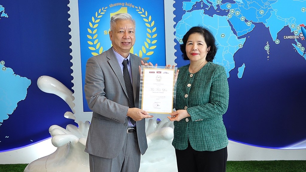 Ông Đào Quang Bính đại diện Ban Tổ chức chương trình Thương hiệu mạnh trao chứng nhận Doanh nhân xuất sắc cho bà Mai Kiều Liên Tổng giám đốc Vinamilk (năm 2022)