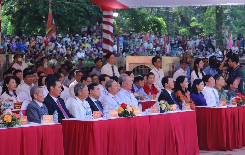 C&aacute;c đại biểu c&ugrave;ng du kh&aacute;ch thập phương tham dự lễ hội