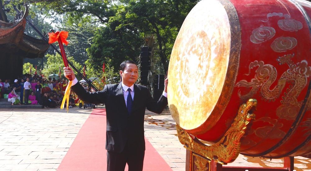 Chủ tịch UBND tỉnh Thanh H&oacute;a đ&aacute;nh trống khai hội