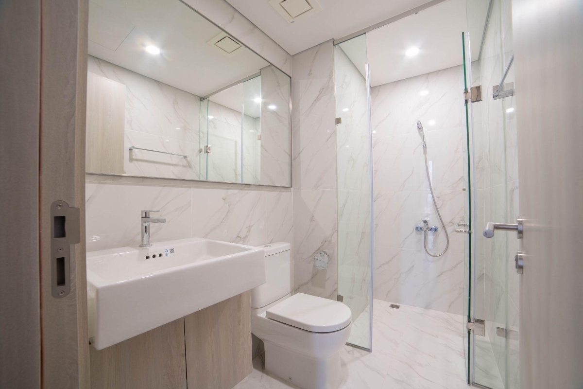 Nh&agrave; vệ sinh được trang bị c&aacute;c thiết bị cao cấp đến từ c&aacute;c thương hiệu uy t&iacute;n.