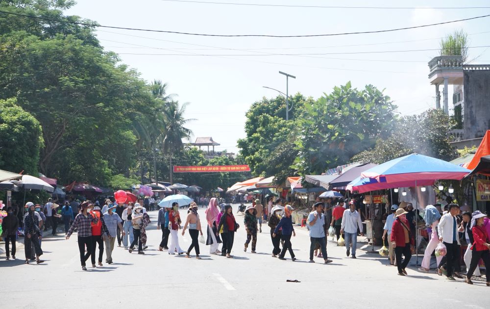 Dù thời tiết nắng nóng nhưng từng dòng người vẫn nô nức đến trẩy hội