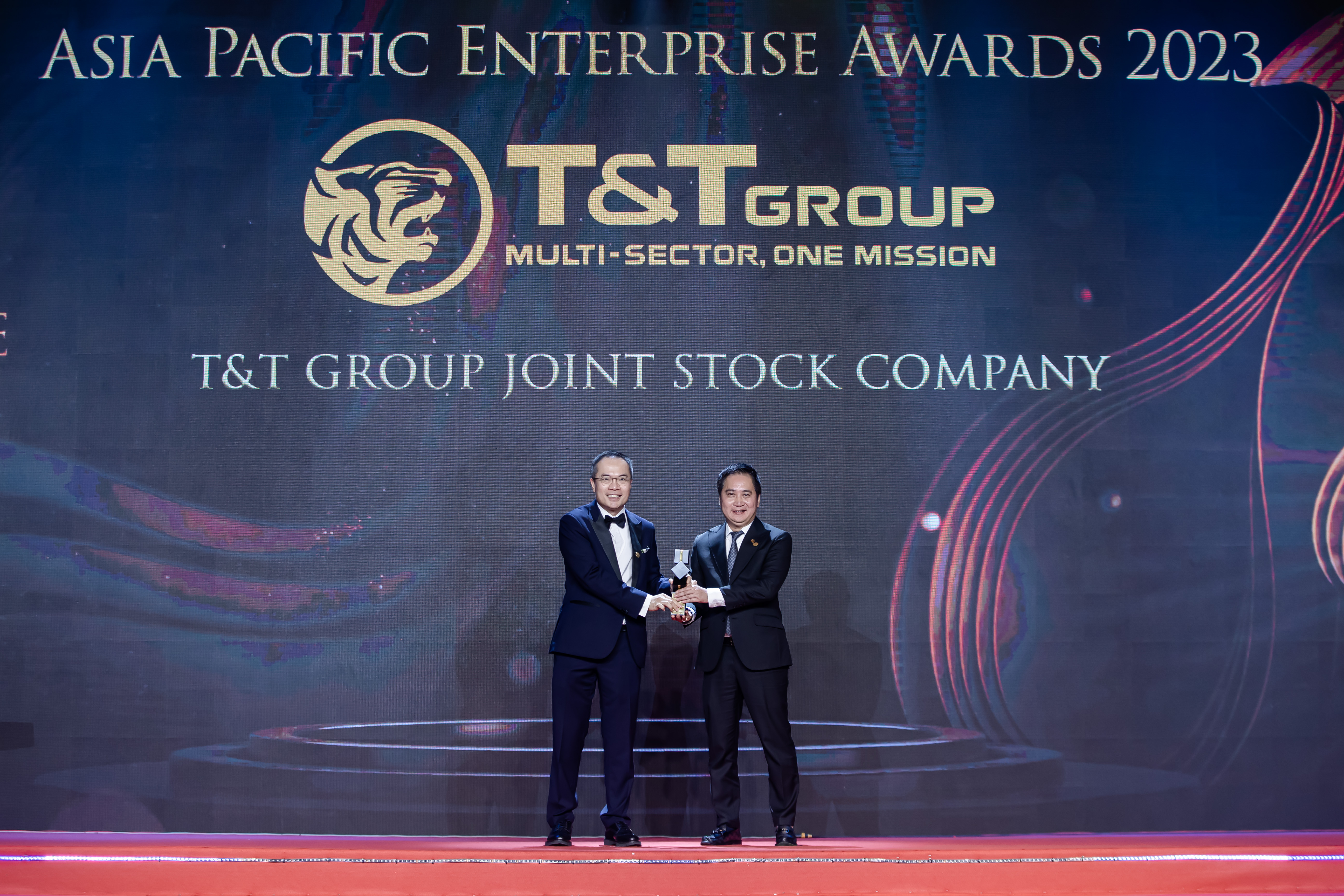 Ông Mai Xuân Sơn, Tổng Giám đốc T&T Group đại diện Tập đoàn nhận giải thưởng Doanh nghiệp xuất sắc Châu Á 2023.