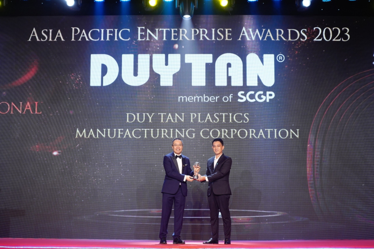 Ông Nguyễn Ngọc Thành - Giám đốc Marketing, đại diện Nhựa Duy Tân nhận giải "Thương hiệu truyền cảm hứng - Inspirational Brand Award".