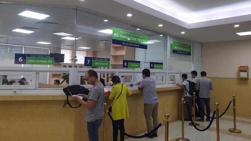 Người dân làm thủ tục thanh toán viện phí. Ảnh - Ngọc Hoa.