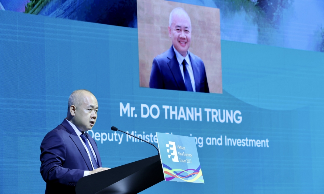 Lãnh đạo Bộ Kế hoạch và Đầu tư đưa ra nhiều dẫn chứng cho thấy tiềm năng to lớn từ các mô hình kinh tế mới đem lại cho các quốc gia, khu vực trên thế giới. Ảnh: Việt Dũng.