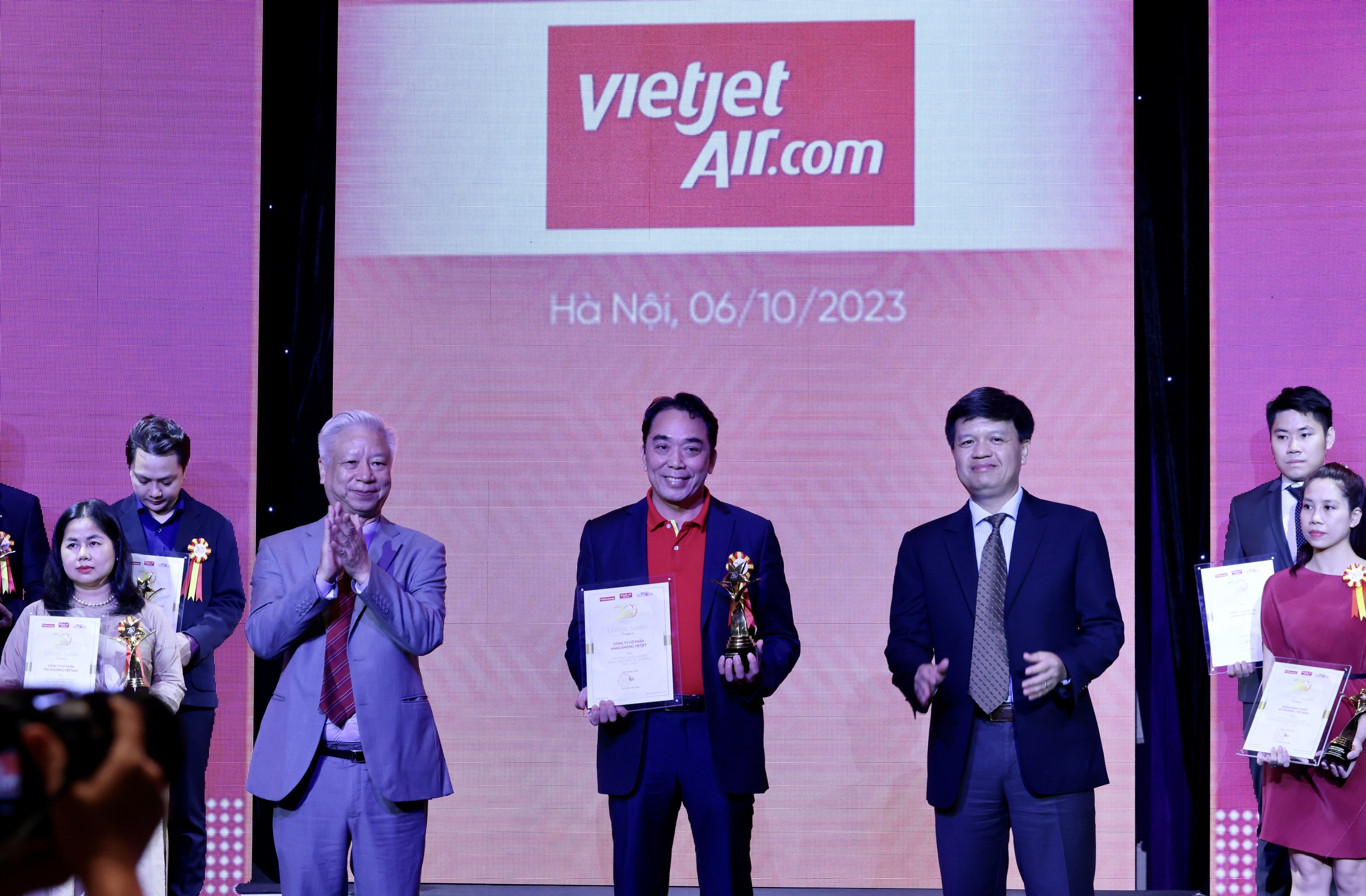 TOP 10 Thương hiệu Mạnh - Tăng trưởng Ấn tượng 2022-2023 gồm: C&ocirc;ng ty Cổ phần Sản xuất v&agrave; Kinh doanh VinFast; C&ocirc;ng ty TNHH MTV Thương mại v&agrave; Tiếp vận Bảo T&iacute;n (PPL); Tổng c&ocirc;ng ty Cổ phần Xuất nhập khẩu v&agrave; X&acirc;y dựng Việt Nam (Vinaconex); C&ocirc;ng ty Cổ phần H&agrave;ng kh&ocirc;ng Vietjet; C&ocirc;ng ty Cổ phần Thang m&aacute;y Thi&ecirc;n Nam; Ng&acirc;n h&agrave;ng TMCP Xuất nhập khẩu Việt Nam (Eximbank); C&ocirc;ng ty Cổ phần Tập đo&agrave;n T&acirc;n Long; C&ocirc;ng ty Cổ phần B&aacute;n lẻ Kỹ thuật số FPT (FPT Retail); Ng&acirc;n h&agrave;ng TMCP Nam &Aacute;; C&ocirc;ng ty Cổ phần Tập đo&agrave;n Golden Gate. Ảnh - Việt Dũng.&nbsp;