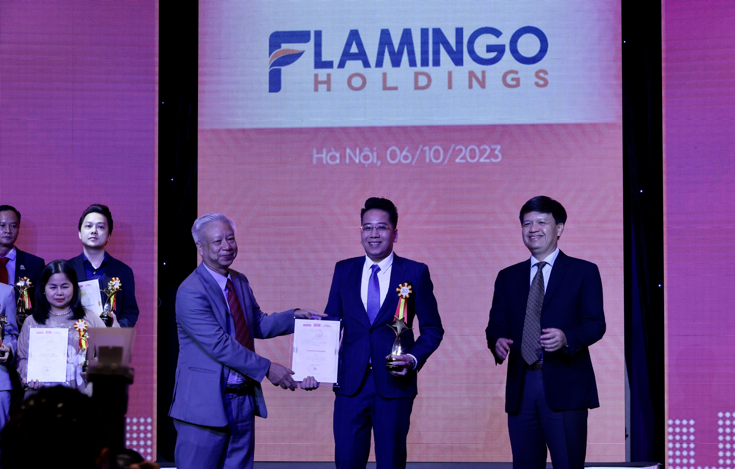 TOP 10 Thương hiệu Mạnh - Tăng trưởng xanh 2022-2023 gồm: Tổng công ty Phân bón và Hóa chất Dầu khí; Tập đoàn Geleximco; Flamingo Holdings; Công ty Cổ phần Gỗ An Cường; Công ty Cổ phần Dây Cáp điện Việt Nam; Công ty Cổ phần Sản xuất Nhựa Duy Tân; Công ty TNHH May Thêu Giày An Phước; Tổng công ty May 10; Công ty Cổ phần Nhôm Việt Dũng; Công ty Cổ phần Lương thực Thực phẩm Safoco. Ảnh - Việt Dũng.