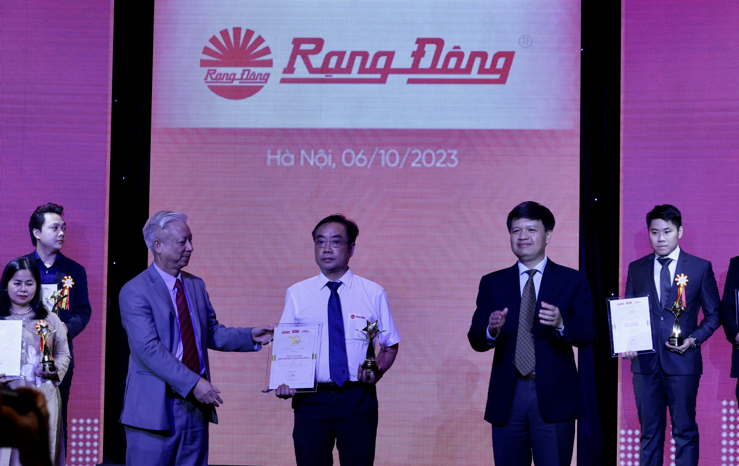 TOP 10 Thương hiệu Mạnh - Tiên phong Đổi mới sáng tạo 2022-2023 gồm: Tổng công ty Chuyển phát nhanh Bưu điện; Ngân hàng TMCP Kỹ thương Việt Nam (Techcombank); Ngân hàng TMCP Sài Gòn Thương Tín; Công ty Cổ phần Giải pháp Thanh toán Việt Nam; Tổng công ty Bưu điện Việt Nam; Công ty Cổ phần Chứng khoán DNSE; Công ty Cổ phần Bóng đèn Phích nước Rạng Đông; TBS Logistics; Ngân hàng TMCP Phương Đông; Ngân hàng TMCP Đông Nam Á (SeABank).  