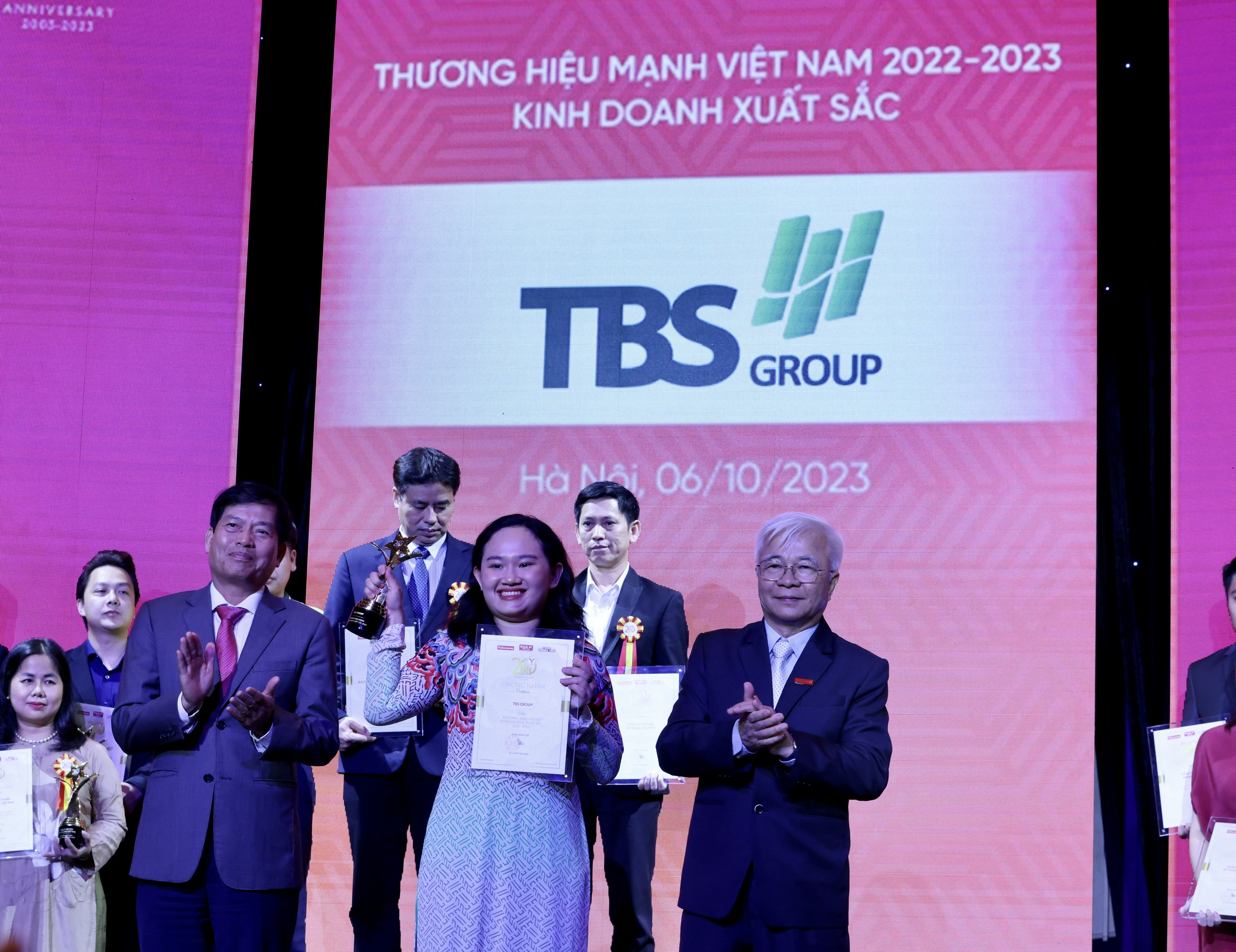 TOP 10 Thương hiệu Mạnh – Kinh doanh Xuất sắc 2022-2023 gồm: Ngân hàng TMCP Phát triển TP. Hồ Chí Minh (HDBank); Công ty Cổ phần Tập đoàn Ecopark; Công ty Cổ phần Tập đoàn TH; Công ty Cổ phần Phân bón Dầu khí Cà Mau (PVCFC); Ngân hàng TMCP Việt Nam Thịnh vượng (VPBank); Tập đoàn Bưu chính Viễn thông Việt Nam VNPT; Công ty Cổ phần Tập đoàn Hòa Phát; Ngân hàng TMCP Á Châu; TBS Group; Công ty Cổ phần Thép TVP. Ảnh - Việt Dũng.