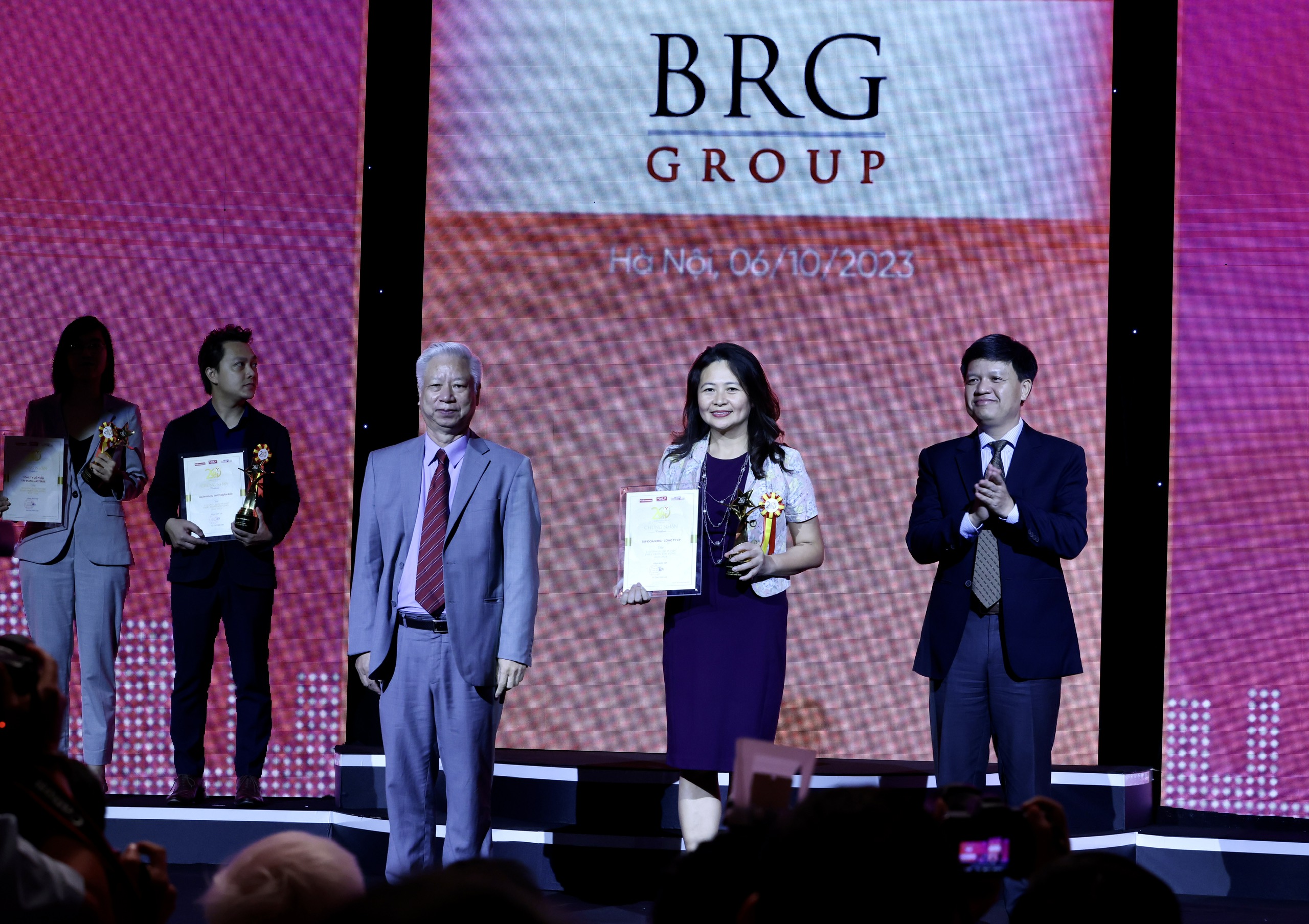 TOP Thương hiệu Mạnh - Ph&aacute;t triển bền vững 2022-2023 gồm: Ng&acirc;n h&agrave;ng TMCP Qu&acirc;n Đội; C&ocirc;ng ty Cổ phần Bảo hiểm Ng&acirc;n h&agrave;ng N&ocirc;ng nghiệp; C&ocirc;ng ty Cổ phần Tập đo&agrave;n Masterise; Sun Hospitality Group; Tập đo&agrave;n BRG; C&ocirc;ng ty Cổ phần Đầu tư Tập đo&agrave;n T&acirc;n &Aacute; Đại Th&agrave;nh; C&ocirc;ng ty Cổ phần Việt Nam Kỹ nghệ S&uacute;c sản &ndash; VISSAN; C&ocirc;ng ty Cổ phần Tập đo&agrave;n Hoa Sen; C&ocirc;ng ty Cổ phần Đầu tư Nam Long; Tổng c&ocirc;ng ty Cổ phần Bảo hiểm Bưu điện (PTI); C&ocirc;ng ty Cổ phần Địa Ốc Ph&uacute; Long; C&ocirc;ng ty Cổ phần Tập đo&agrave;n Cotana; C&ocirc;ng ty Cổ phần TNG Holdings Việt Nam; Ng&acirc;n h&agrave;ng TMCP Việt Nam Thương T&iacute;n (Vietbank); Tổng C&ocirc;ng ty Cổ phần T&aacute;i bảo hiểm Quốc gia Việt Nam; Tổng c&ocirc;ng ty Cổ phần Bảo hiểm H&agrave;ng kh&ocirc;ng (VNI); C&ocirc;ng ty Cổ phần Nước giải kh&aacute;t Yến s&agrave;o Kh&aacute;nh H&ograve;a &ndash; Sanvinest; C&ocirc;ng ty TNHH Đầu tư v&agrave; X&acirc;y dựng Ph&uacute;c Long. Ảnh - Việt Dũng.