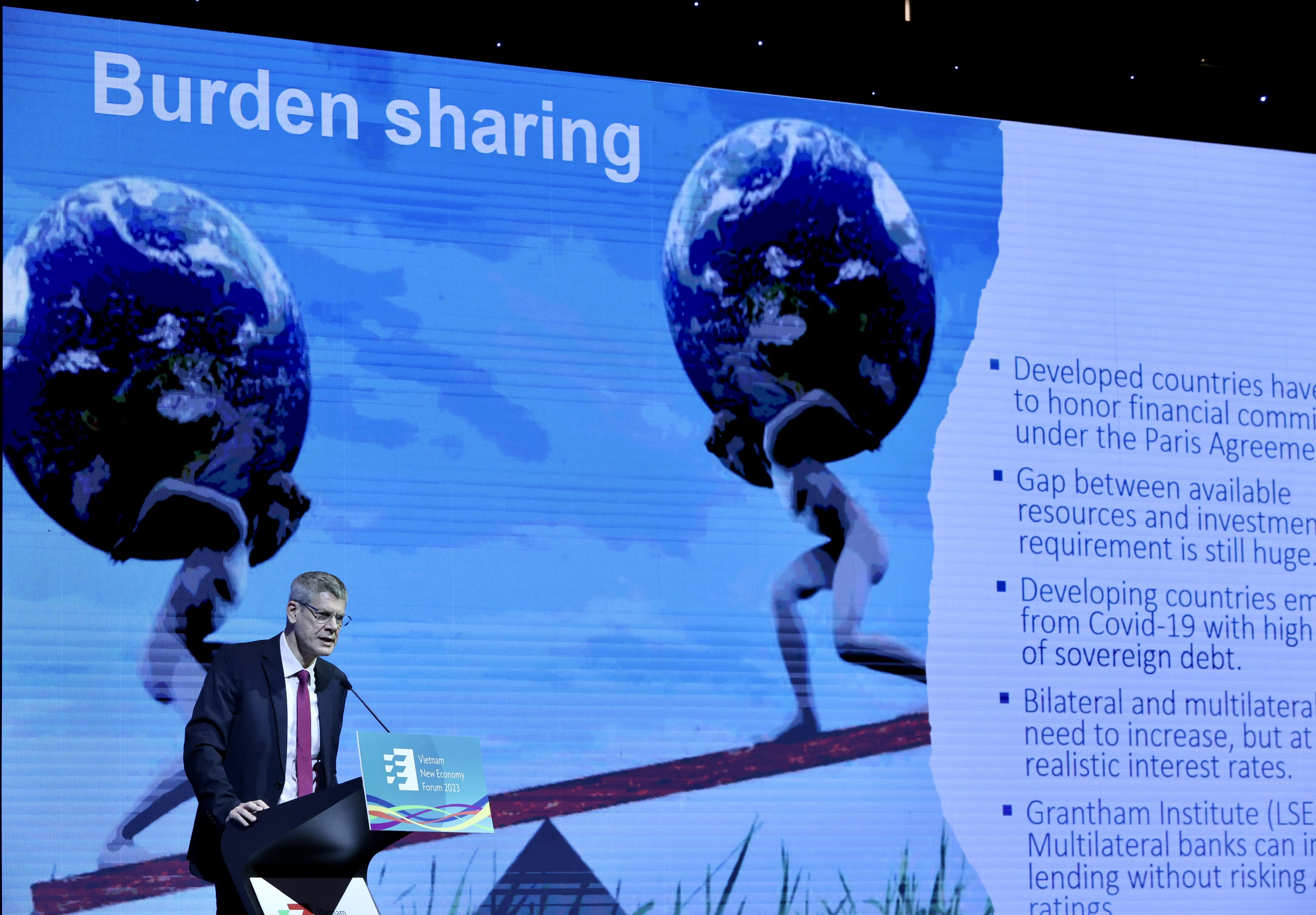 Mr. Jonathan Pincus, UNDP Senior International Economist, addresses the Forum. (Photo: VnEconomy)