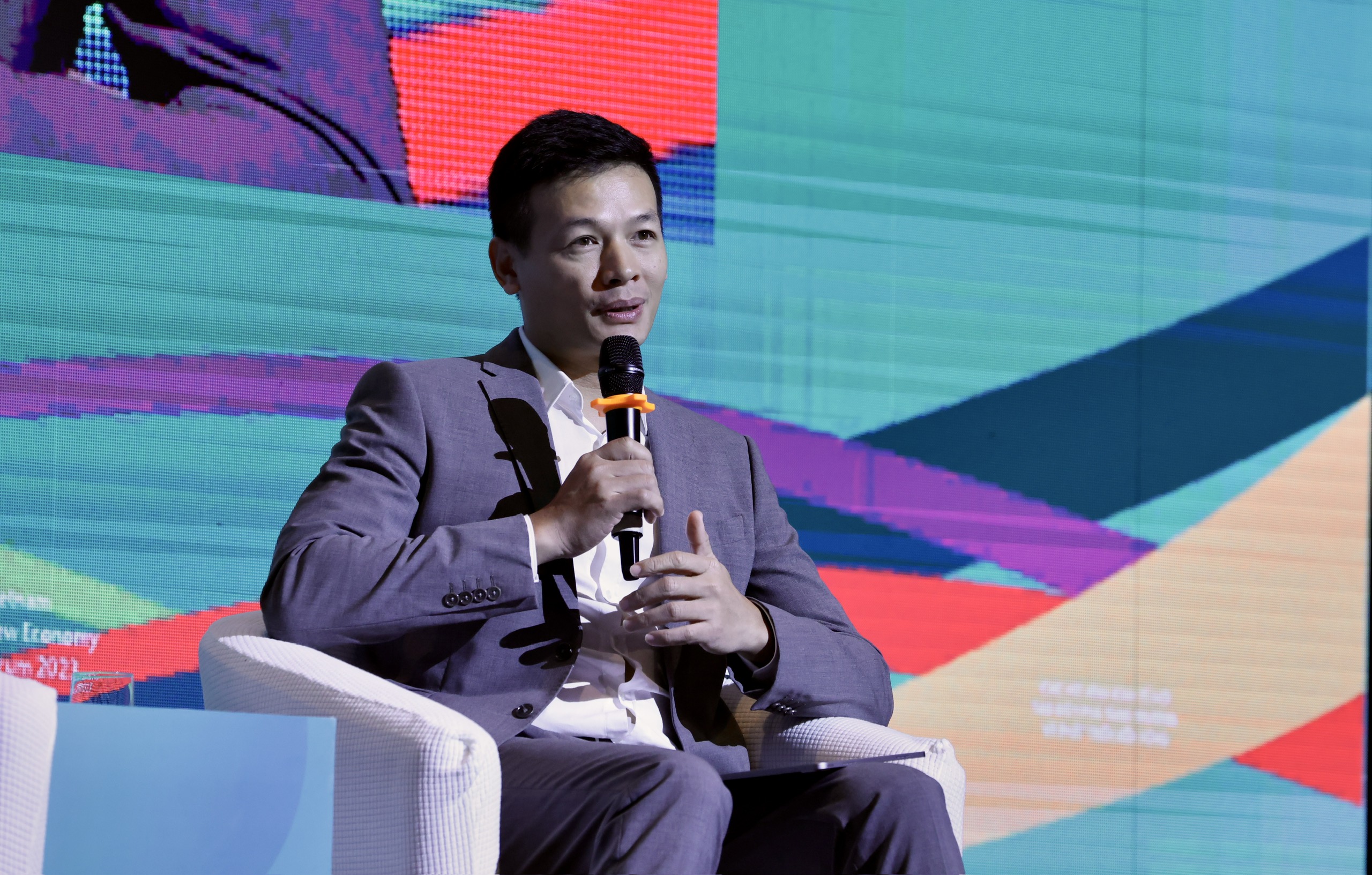 Ông Vũ Anh Tú, Giám đốc công nghệ Tập đoàn FPT, cho rằng sau 2 năm Covid -19, làn sóng chuyển đổi công nghệ đã thực sự bùng nổ tại Việt Nam. Tập đoàn FPT ngoài việc cung cấp các giải pháp công nghệ cho những đối tác, khách hàng thì đồng thời cũng luôn 