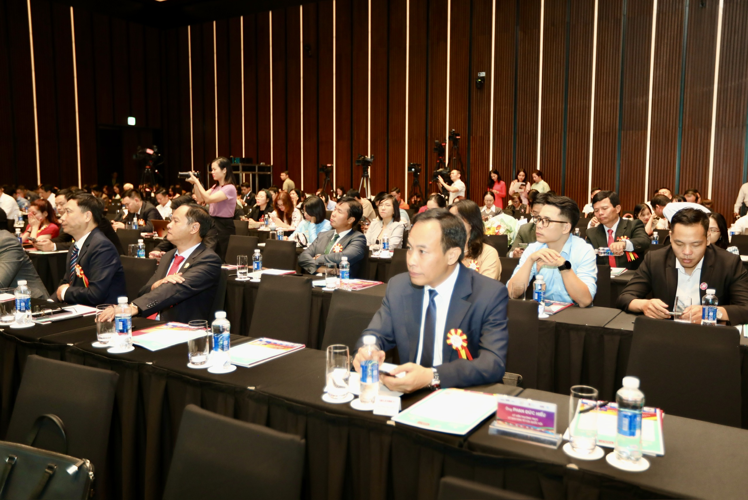 Với c&aacute;c tham luận, &yacute; kiến đ&oacute;ng g&oacute;p được chuẩn bị kỹ lưỡng, mang nhiều &yacute; nghĩa thực tiến, Diễn đ&agrave;n&nbsp;Kinh tế mới 2023 đ&atilde; thu h&uacute;t sự quan t&acirc;m của h&agrave;ng trăm doanh nghiệp, cũng như h&agrave;ng chục cơ quan th&ocirc;ng tấn b&aacute;o ch&iacute;...&nbsp;