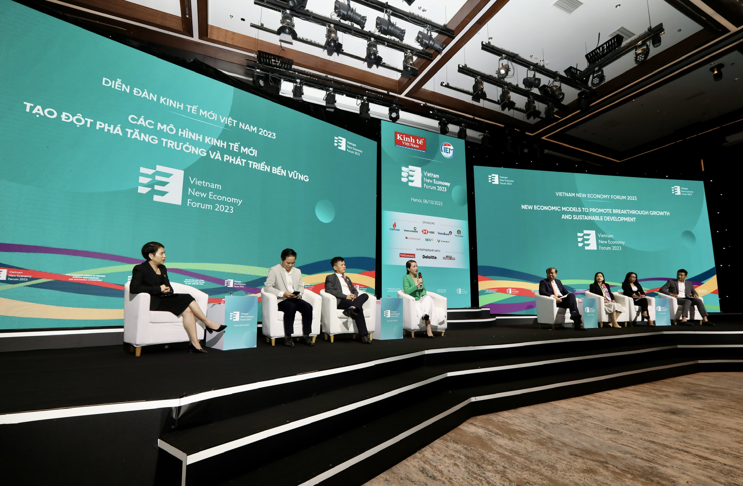 Các khách mời tới từ những doanh nghiệp lớn như HSBC, FPT... tham dự Diễn đàn New Economy