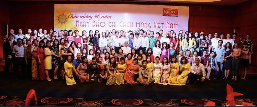 GS. Đ&agrave;o Nguy&ecirc;n C&aacute;t c&ugrave;ng c&aacute;c c&aacute;n bộ, ph&oacute;ng vi&ecirc;n, bi&ecirc;n tập vi&ecirc;n trong Lễ kỷ niệm 90 năm Ng&agrave;y B&aacute;o ch&iacute; C&aacute;ch mạng Việt Nam năm 2015.