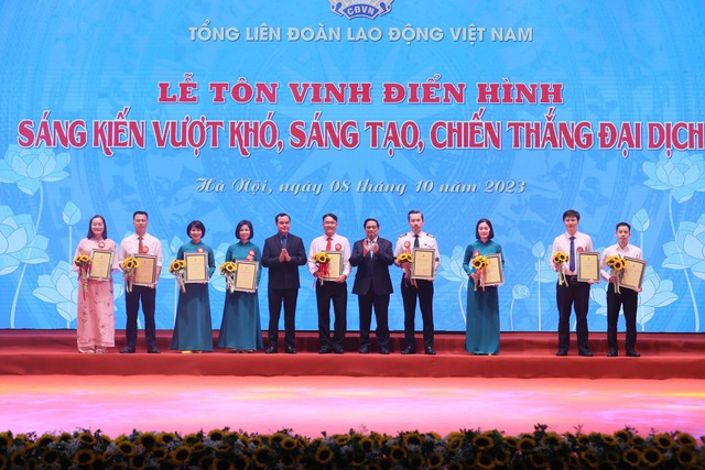 Thủ tướng Chính phủ chúc mừng các tập thể, tác giả, nhóm tác giả xuất sắc tiêu biểu được tôn vinh và cả những tập thể, cá nhân xứng đáng khác, đã góp phần tích cực vào việc thực hiện thắng lợi phong trào thi đua đặc biệt. Ảnh: VGP