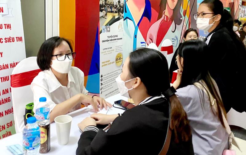 Lao động trẻ tại Hà Nội tìm kiếm cơ hội việc làm. Ảnh - N.Dương.