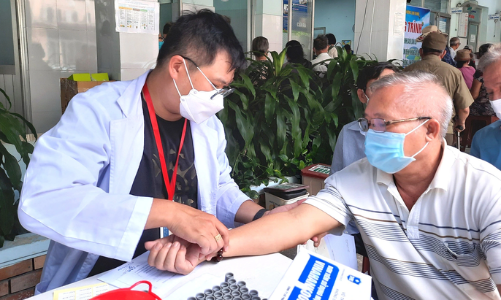 Đề nghị địa phương hỗ trợ bảo hiểm y tế cho người cao tuổi 