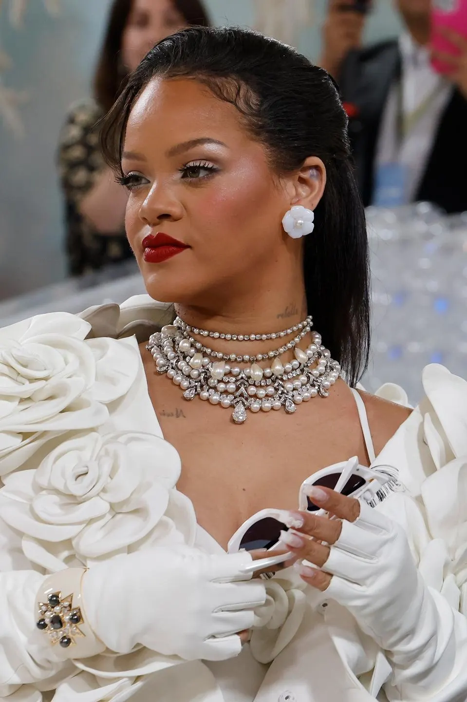Ca sỹ triệu phú Rihanna tham gia một sự kiện hồi tháng 5 năm nay với bộ trang sức ngọc trai theo phong cách hiện đại.