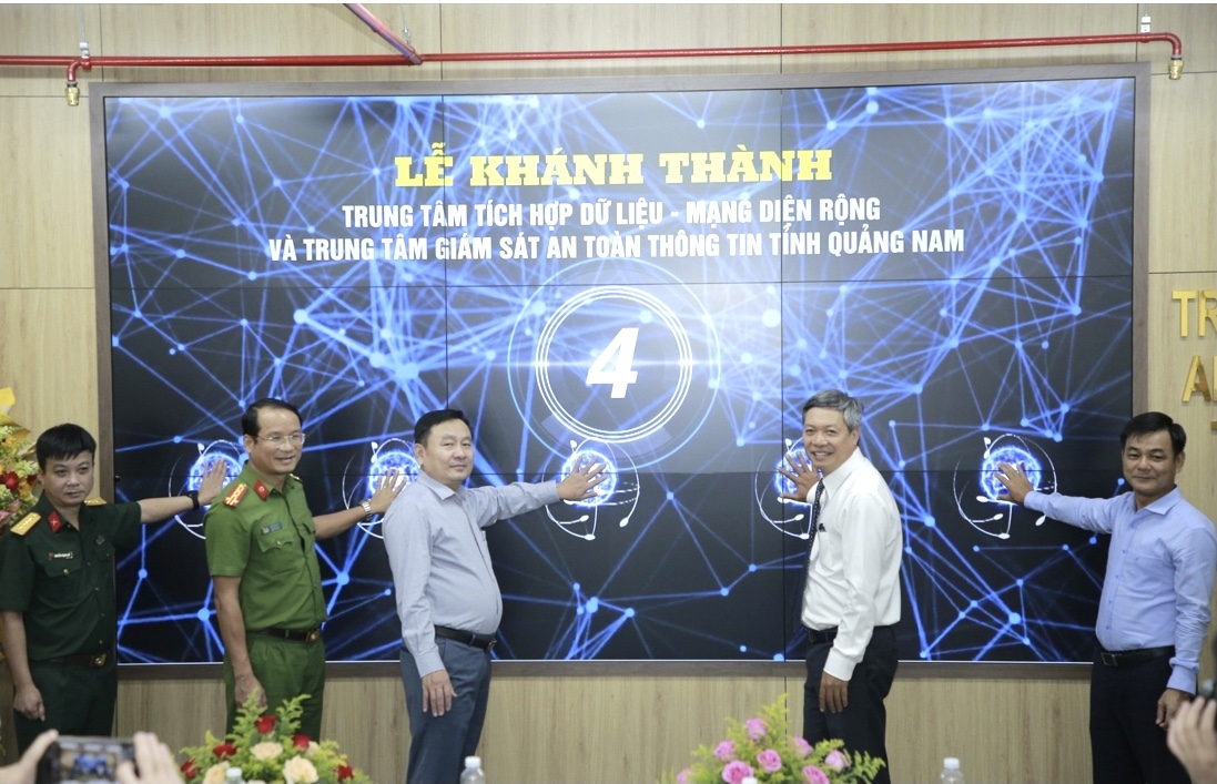 L&atilde;nh đạo tỉnh Quảng Nam v&agrave; c&aacute;c đơn vị th&ocirc;ng tin truyền th&ocirc;ng thực hiện nghi thức đưa v&agrave;o vận h&agrave;nh Trung t&acirc;m tích hợp dữ li&ecirc;̣u.
