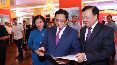 PM asks Hanoi to reform growth model