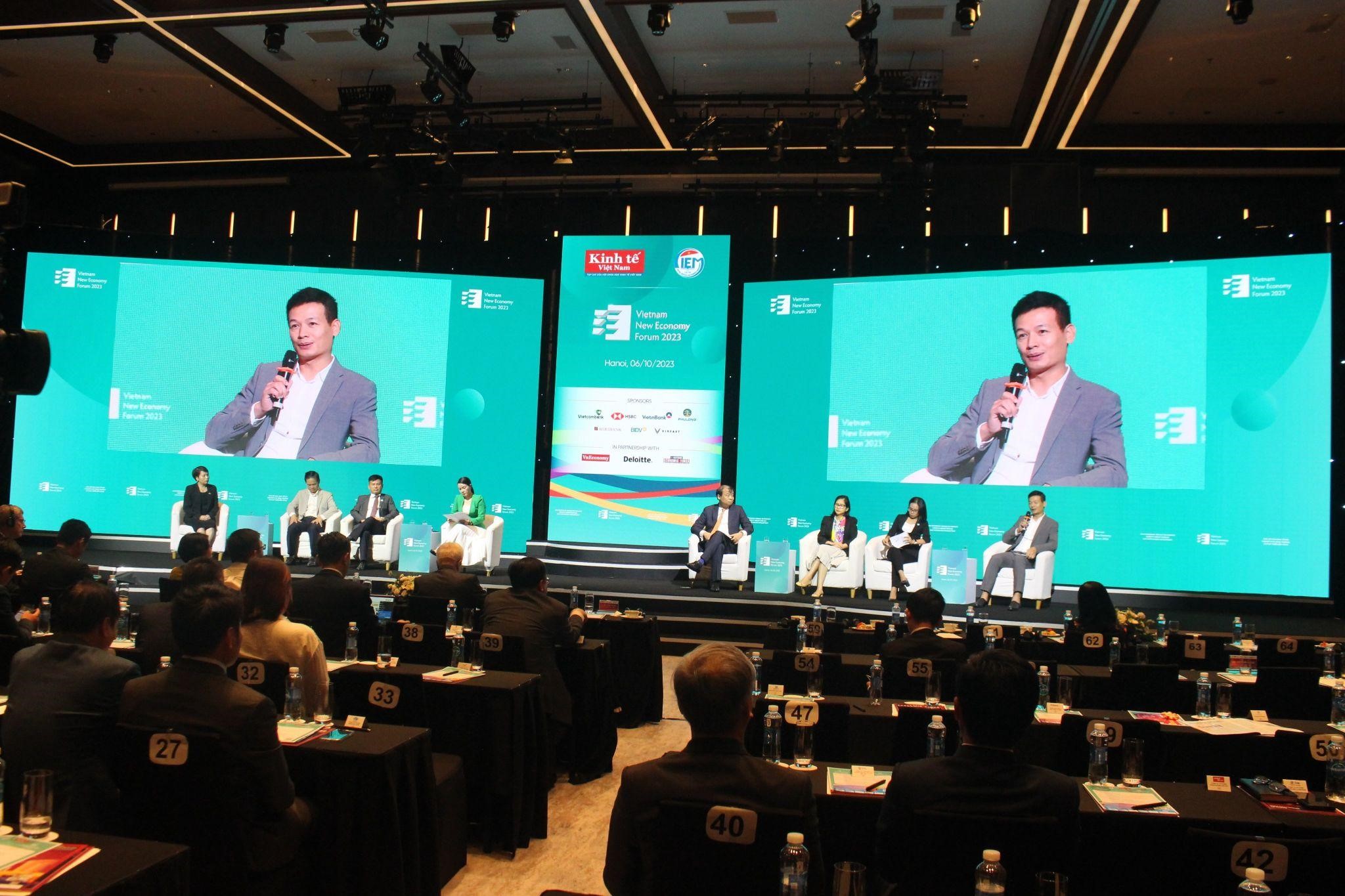 &Ocirc;ng Vũ Anh T&uacute; - Gi&aacute;m đốc C&ocirc;ng nghệ Tập đo&agrave;n FPT chia sẻ về chủ đề &ldquo;Ti&ecirc;n phong v&agrave; dẫn dắt Kinh tế số&rdquo;.