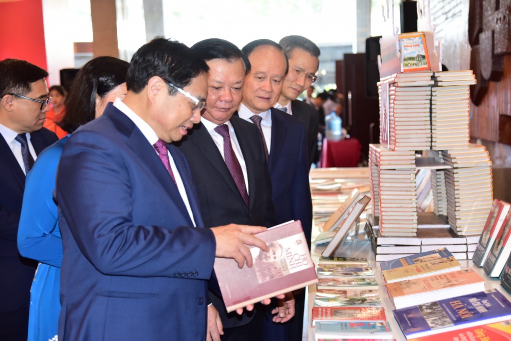 Đại biểu tham quan triển lãm Hà Nội ngàn hoa dâng Bác