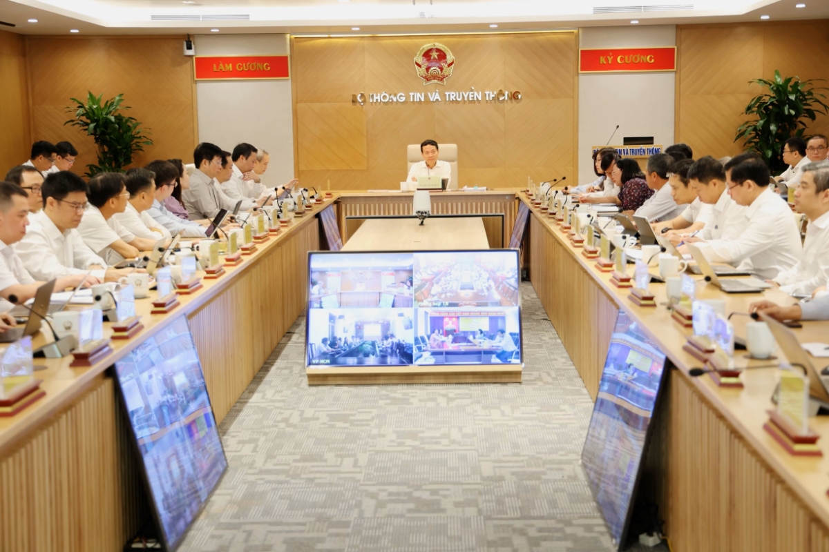 Bộ trưởng Bộ Th&ocirc;ng tin v&agrave; Truyền th&ocirc;ng Nguyễn Mạnh H&ugrave;ng chủ tr&igrave; Hội nghị giao ban c&ocirc;ng t&aacute;c quản l&yacute; nh&agrave; nước qu&yacute; 3/2023 của Bộ với c&aacute;c đối tượng quản l&yacute;, Hội, Hiệp hội, cơ quan b&aacute;o ch&iacute;, nh&agrave; xuất bản, doanh nghiệp hoạt động trong lĩnh vực.