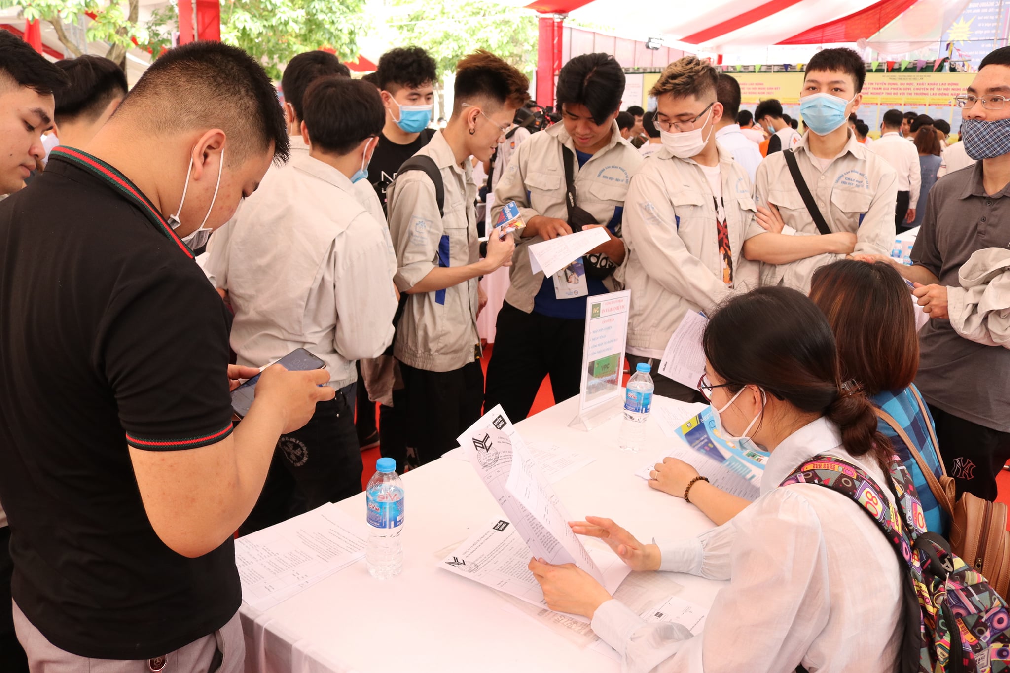 Doanh nghiệp tìm kiếm lao động tại các phiên giao dịch việc làm. Ảnh - N.Dương.