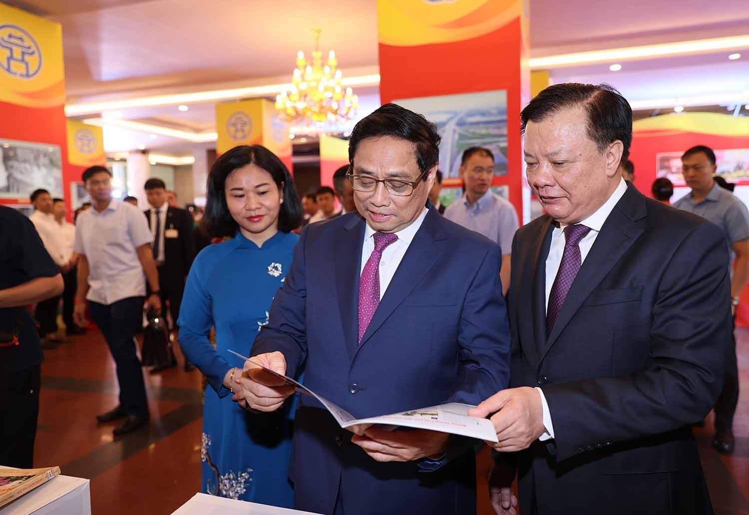 Thủ tướng Chính phủ Phạm Minh Chính cùng các đại biểu tham quan trưng bày sách “Những bông hoa đẹp”. Ảnh: TTXVN