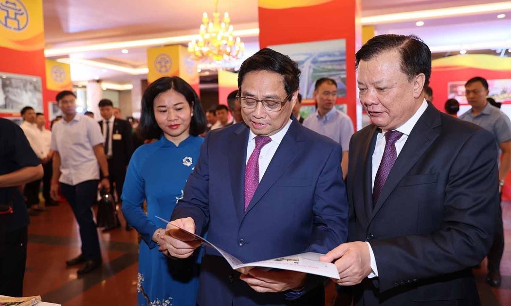 Thủ tướng Chính phủ Phạm Minh Chính cùng các đại biểu tham quan trưng bày sách “Những bông hoa đẹp”. Ảnh: TTXVN