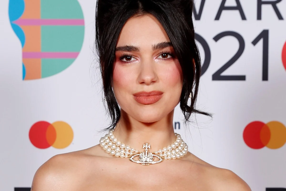 Ca sỹ Dua Lipa đeo một mẫu vòng cổ ngọc trai của Vivienne Westwood tại một sự kiện hồi năm 2021.