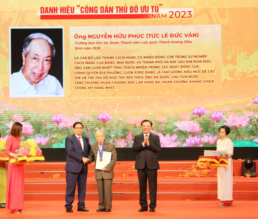 Thủ tướng Phạm Minh Chính và Bí thư Thành ủy Hà Nội Đinh Tiến Dũng trao tặng danh hiệu công dân Thủ đô ưu tú cho ông Nguyễn Hữu Phúc (tức Lê Đức Vân)