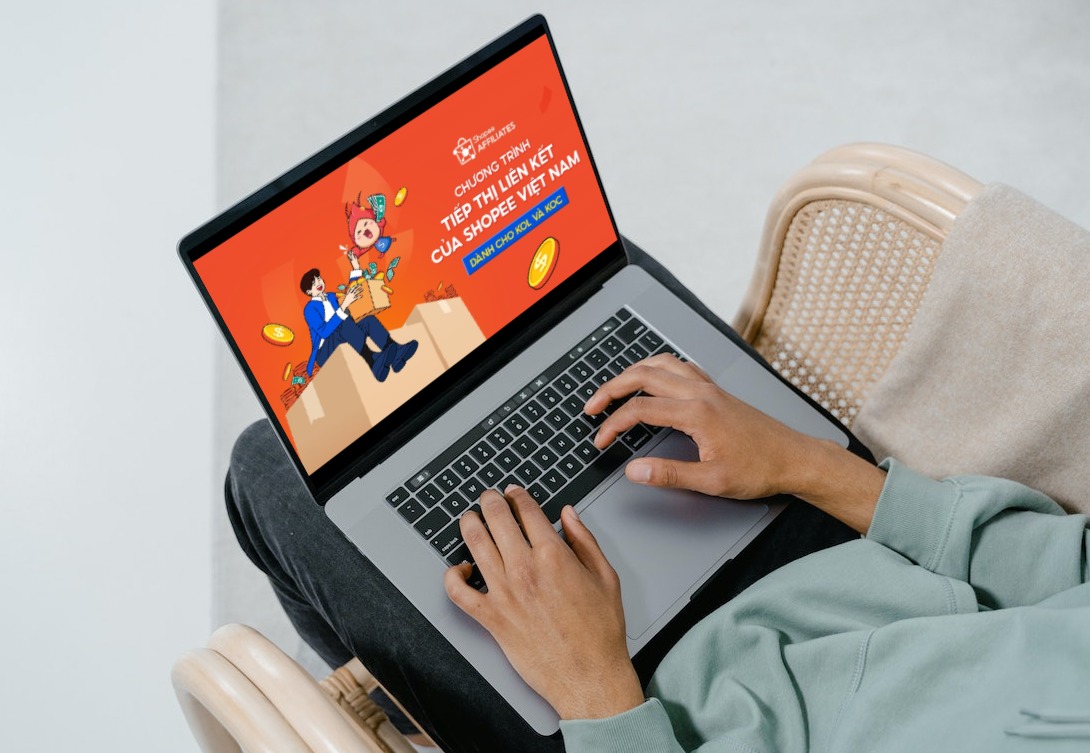 Tiếp thị liên kết là hình thức quảng bá sản phẩm, dịch vụ của doanh nghiệp đến tay người tiêu dùng thông qua các cầu nối trung gian, gần gũi nhất những người có sức ảnh hưởng với công chúng và cộng đồng như KOL, KOC hay người nổi tiếng.