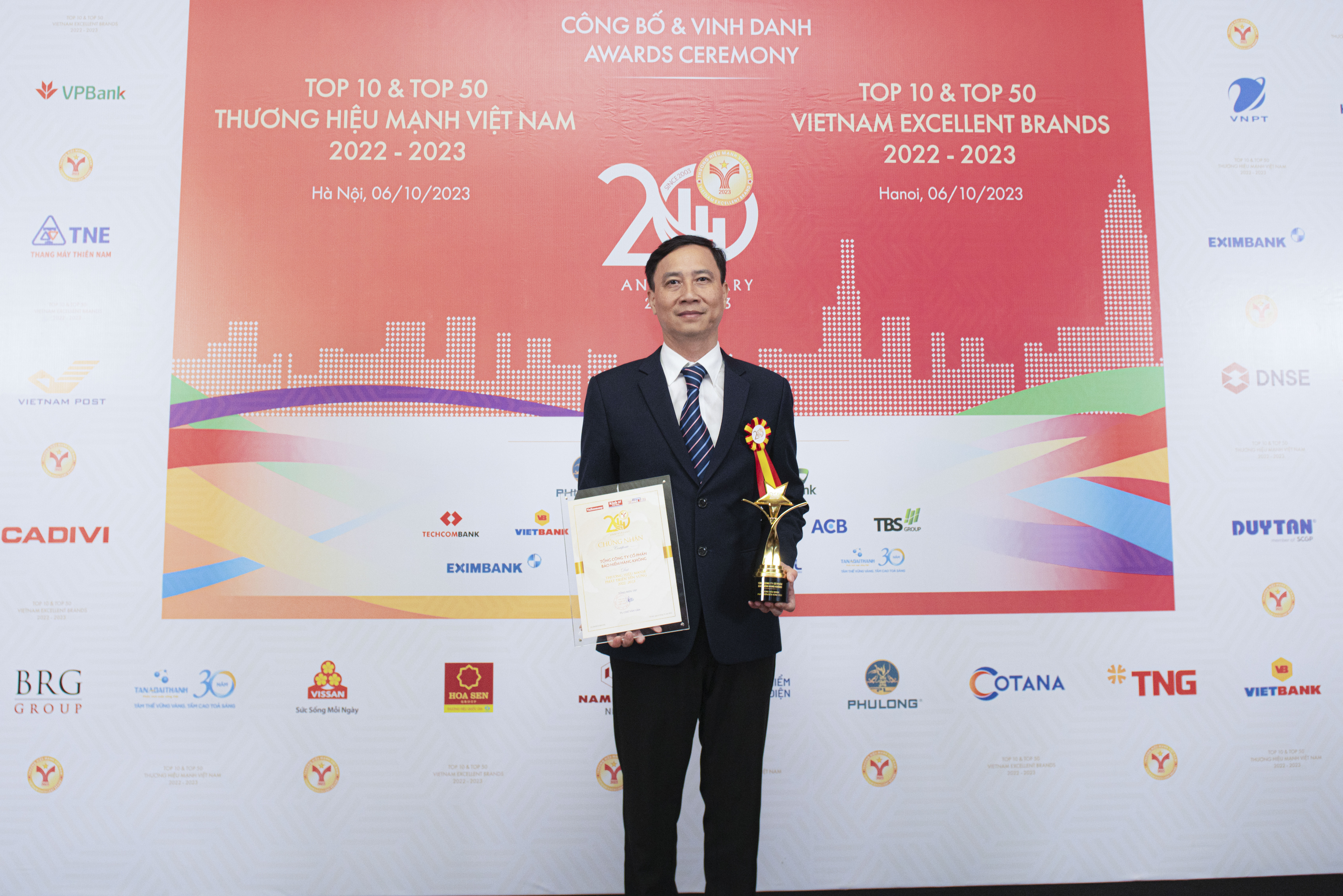 Đại diện VNI nhận giải thưởng Thương hiệu mạnh - Ph&aacute;t triển bền vững 2023.