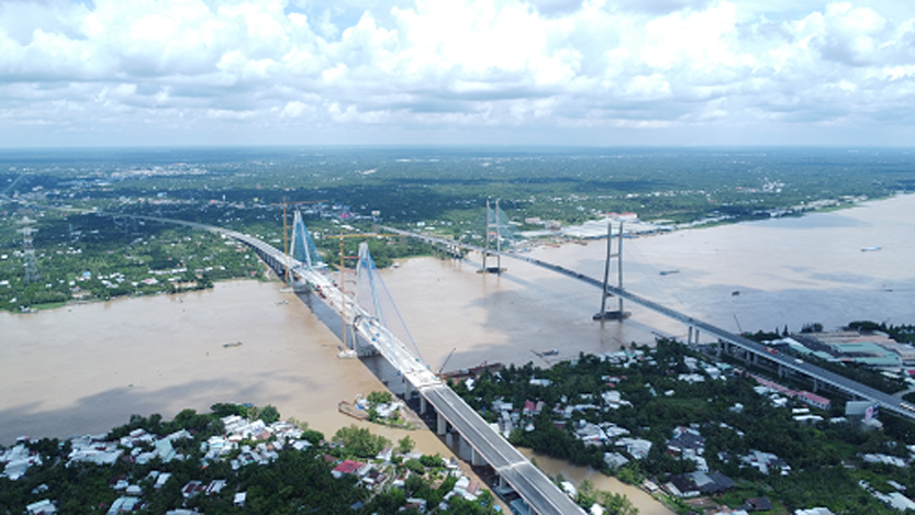 Cầu Mỹ Thuận 2 chuẩn bị hợp long vào giữa tháng 10/2023 (bên cạnh phía hạ lưu là cầu Mỹ Thuận trên tuyến quốc lộ 1).