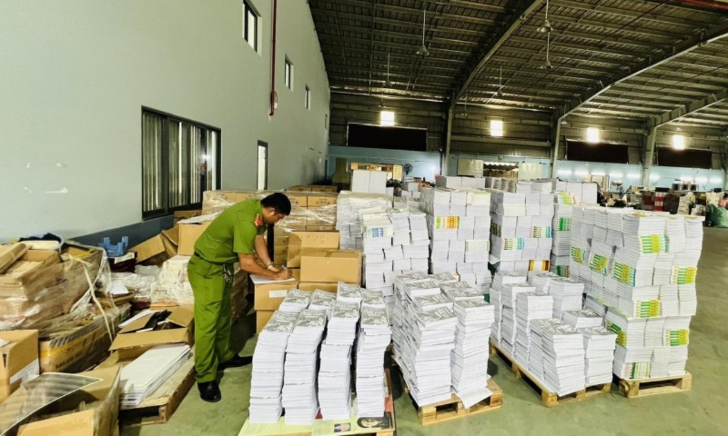 Cơ quan chức năng đã kiểm tra, phát hiện hơn 10 tấn sách lậu tại xưởng của Công ty Kiến Á.