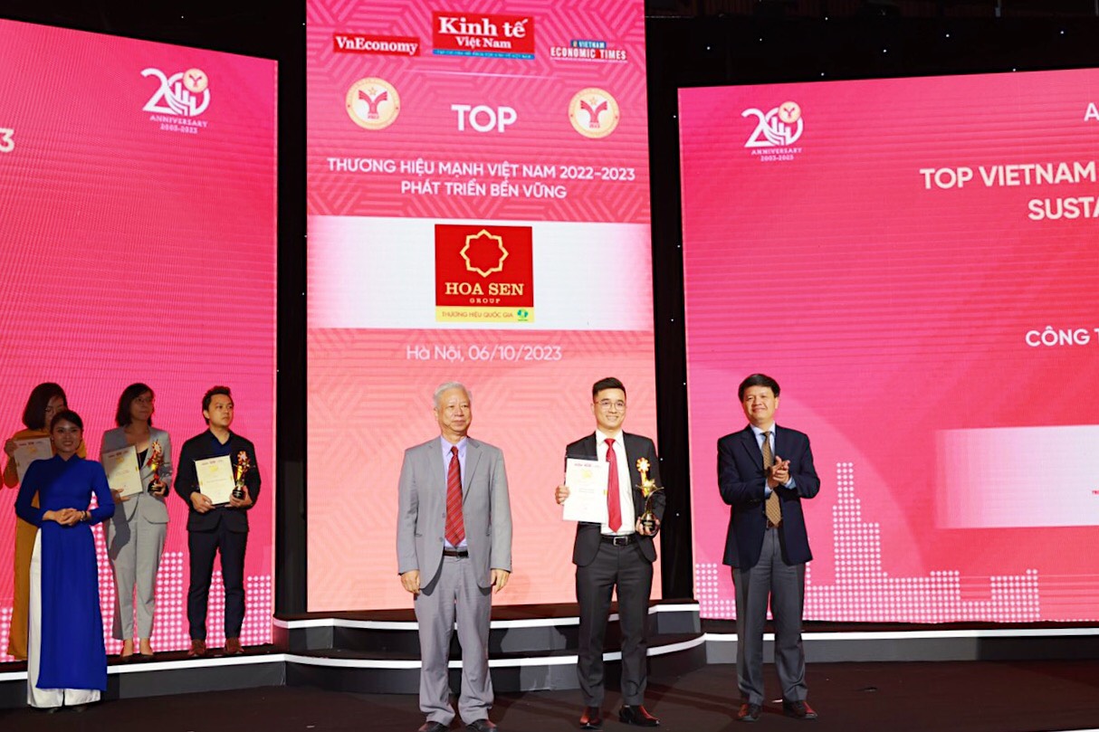 &Ocirc;ng Đinh Ngọc Linh, Gi&aacute;m đốc Hệ thống Hoa Sen Home miền Bắc (Tập đo&agrave;n Hoa Sen) nhận danh hiệu &ldquo;Top Thương hiệu mạnh - Ph&aacute;t triển bền vững 2022 - 2023&rdquo;.