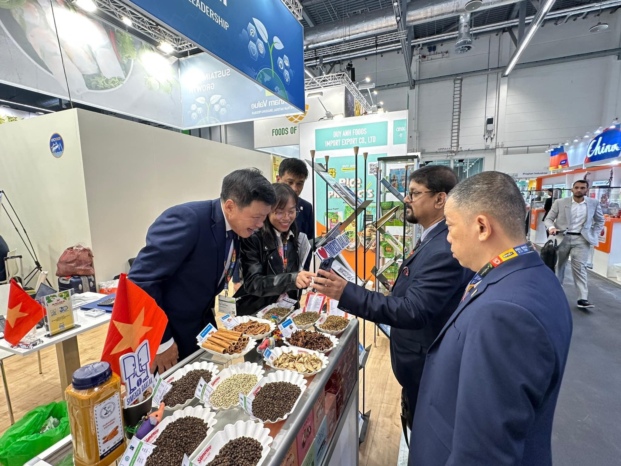 Tham gia hội chợ lần n&agrave;y, đo&agrave;n doanh nghiệp Việt Nam c&oacute; quy m&ocirc; lớn nhất từ trước tới nay với tr&ecirc;n 80 doanh nghiệp.