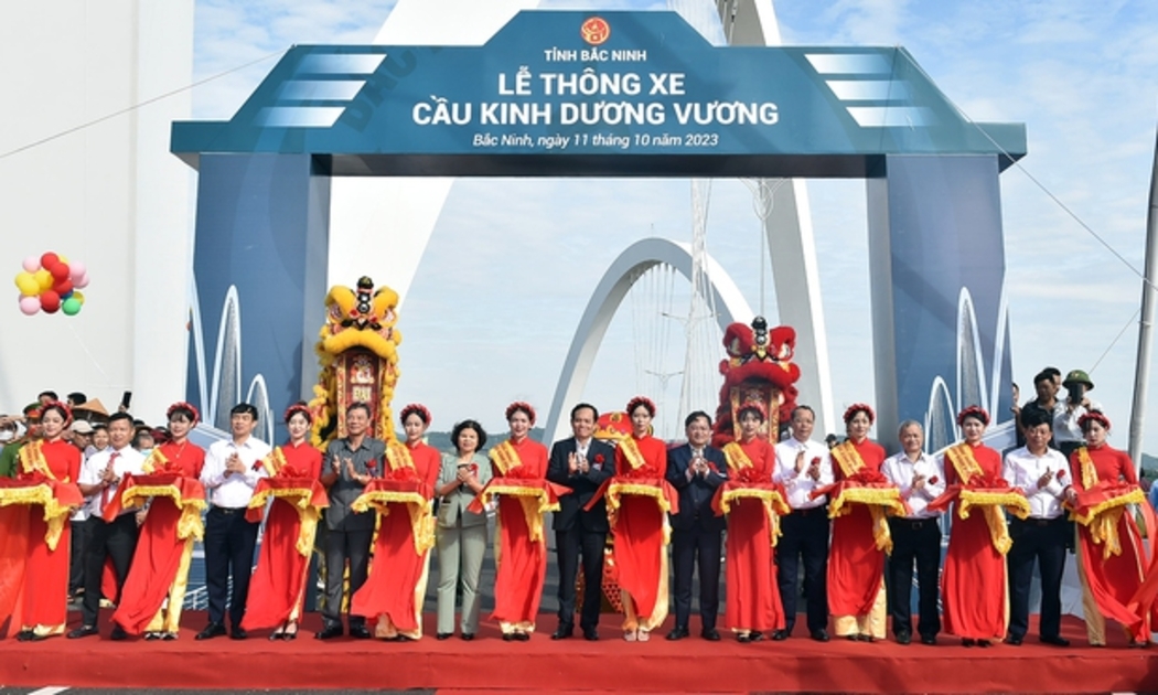 Phó Thủ tướng Trần Lưu Quang cùng các đại biểu cắt băng khánh thành cầu Kinh Dương Vương.