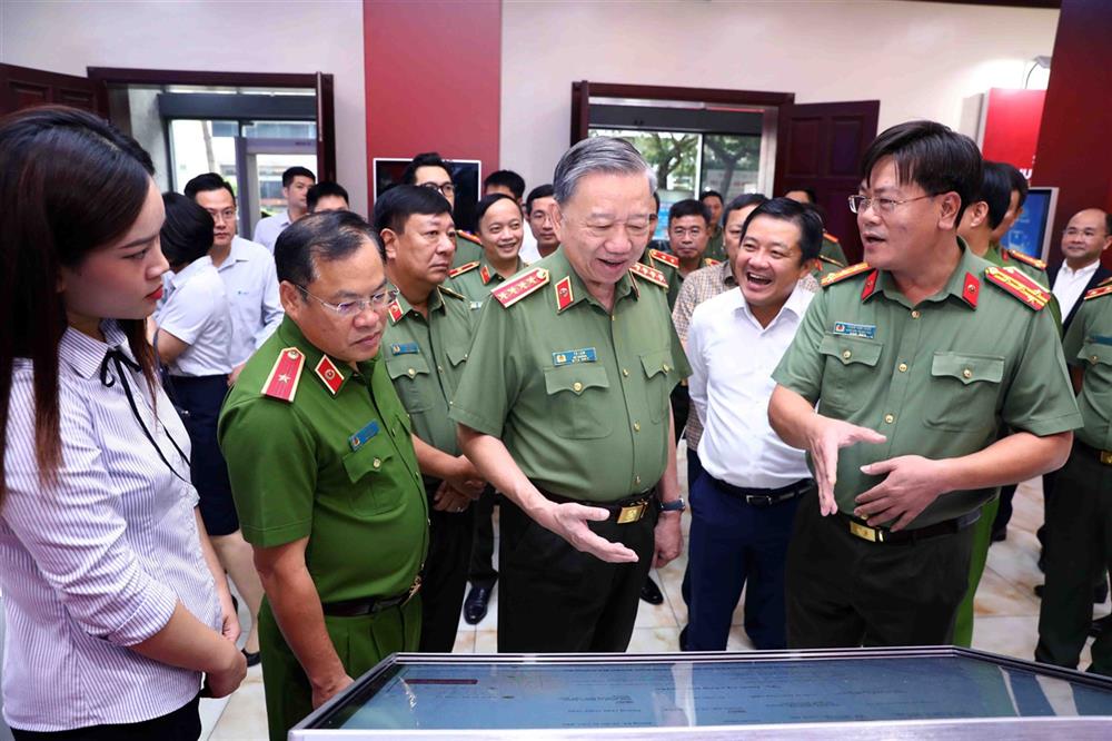 Bộ trưởng Bộ Công an Tô Lâm và các đại biểu tham quan các thiết bị, dịch vụ công tiêu biểu trong chuyển đổi số của ngành công an.