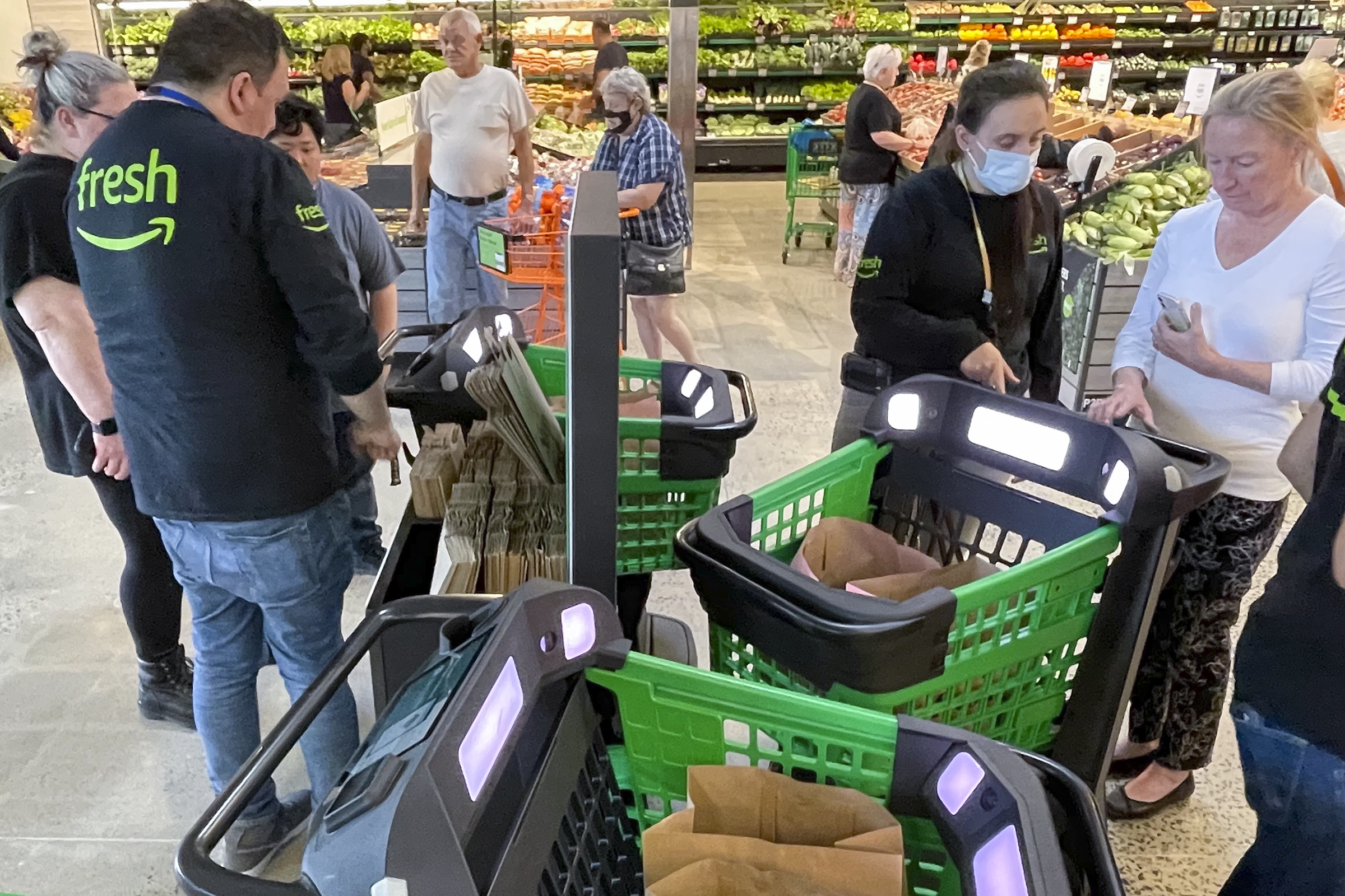 Khuynh hướng mua h&agrave;ng của năm nay l&agrave; tập trung v&agrave;o những mặt h&agrave;ng thiết yếu, bao gồm cả h&agrave;ng tạp h&oacute;a.