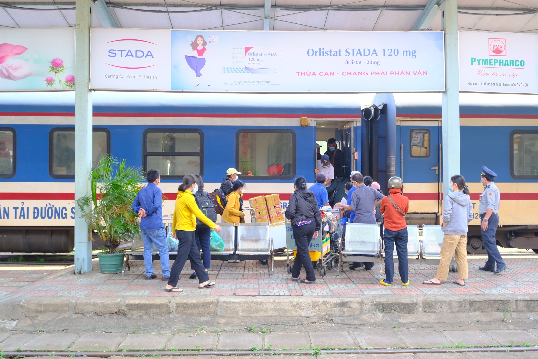 Kể từ 8h ngày 20/10, Tổng công ty Đường sắt Việt Nam tổ chức bán vé tàu Tết Giáp Thìn 2024 rộng rãi cho hành khách.