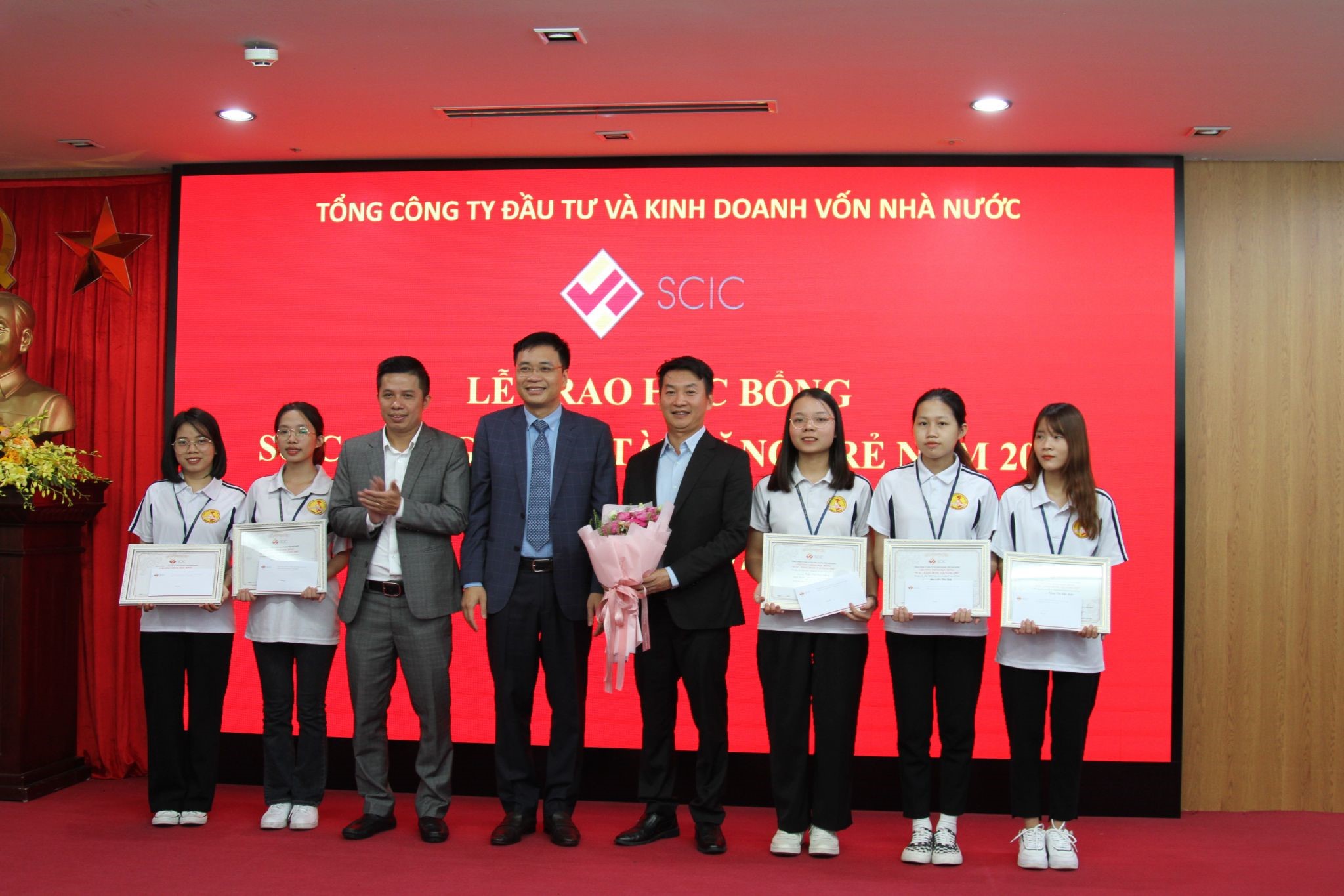 Phó Tổng Giám đốc Lê Thanh Tuấn trao học bổng cho sinh viên Trường Đại học Kinh tế - Đại học Quốc gia Hà Nội .