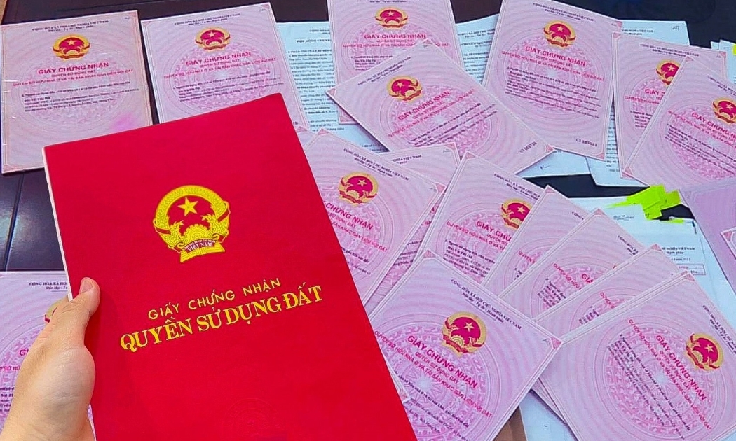 Nhiều hình thức lừa đảo, làm giả sổ đỏ, huy động vốn mua đất rồi chiếm đoạt tài sản. (Ảnh minh họa).