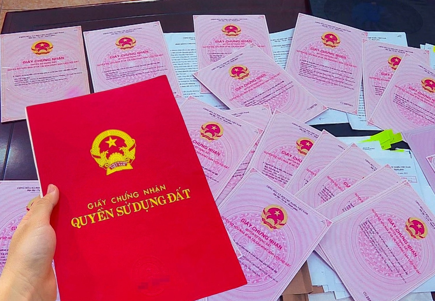 Nhiều hình thức lừa đảo, làm giả sổ đỏ, huy động vốn mua đất rồi chiếm đoạt tài sản. (Ảnh minh họa).