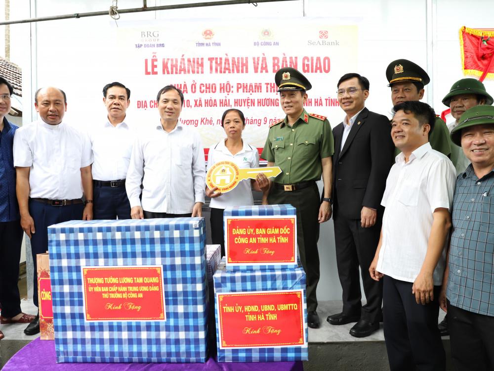 Đại diện Bộ Công an, tỉnh Hà Tĩnh, Tập đoàn BRG và Ngân hàng SeABank bàn giao căn nhà cho một hộ gia đình khó khăn về nhà ở tại Hương Khê, Hà Tĩnh.