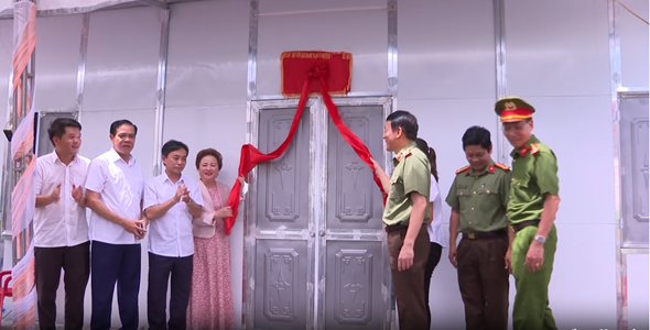 Thứ trưởng Bộ Công An - Thượng tướng Lương Tam Quang, lãnh đạo tỉnh Hà Tĩnh cùng với bà Nguyễn Thị Nga – Chủ tịch Tập đoàn BRG, hạ băng khánh thành nhà mẫu được xây dựng ở huyện Hương Sơn ngày 23/6/2023.
